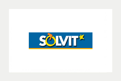 Wort-Bild-Logo SOLVIT, das O als einen Kreis bildender Pfeil gestaltet Pfeilspitze oben nach rechts zielend, nach dem Wort hochgestellt ein, wie freihändig gezeichnet wirkenderer, fünfzackiger Stern 