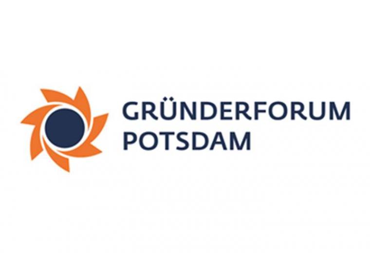 Wort-Bild-Logo dunkler Kreis mit nach links gerichteten Flammen, eine Bewegung nach rechts in Richtung der Schrift: Gründerforum Potsdam.